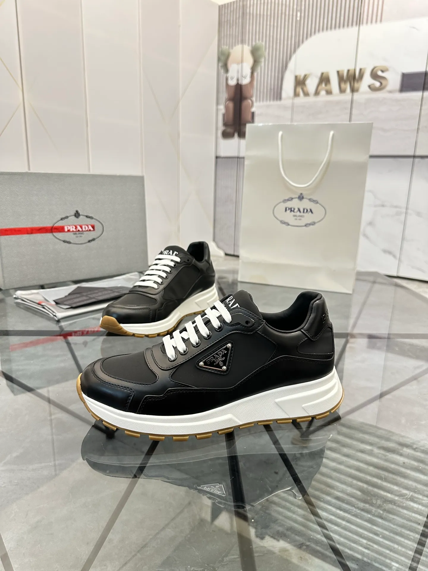 Men's shoes: 💰P580¥ High-end top quality Product trademark: Prada *"Prada*" low-top casual shoes Regular size: 38-45 (can be customized to 46) Product materials: imported first-layer cowhide stitching breathable mesh upper, water-dyed cowhide lining, cowhide foot pads, original ultra-light foam outsole. No.: 001